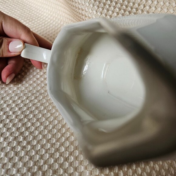 Johnson Brothers -‎ Vintage Plain White Gravy Boat with Dish - Made in England - Picture 9 of 15